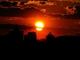 autunno rosso tramonto con un' viola cielo foto