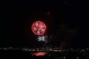 fuochi d'artificio al di sopra di il acqua foto