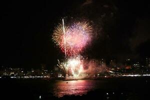 fuochi d'artificio al di sopra di il acqua foto