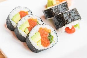 sushi nel piatto bianco