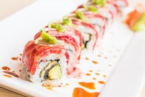 sushi nel piatto bianco foto