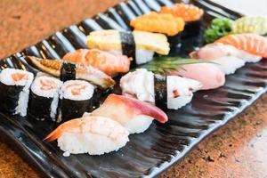 sushi nel piatto nero