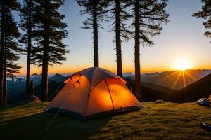 campeggio tenda alto nel il montagne a tramonto foto