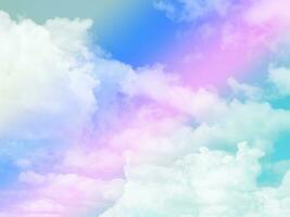 bellezza dolce verde pastello blu colorato con soffici nuvole sul cielo. immagine arcobaleno multicolore. luce crescente di fantasia astratta foto