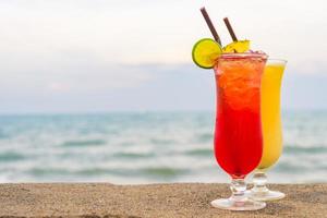 cocktail ghiacciati bicchiere con mare e spiaggia foto