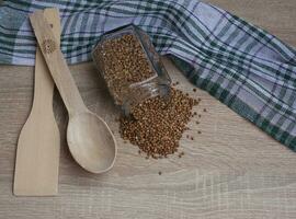 ciotola di gustoso grano saraceno porridge su tavolo, superiore Visualizza foto
