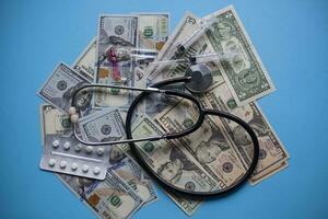 stetoscopio su il sfondo di dollaro fatture. il concetto di pagato medicinale. medico costi. assistenza sanitaria pagamento concetto foto