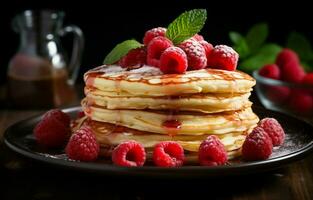 pila di Pancakes con lamponi per colazione, avvicinamento. foto