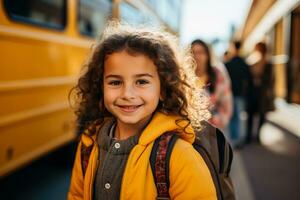 elementare alunno ragazza sorridente e pronto per tavola scuola autobus foto