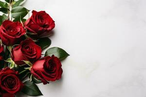 funerale rosso Rose su bianca sfondo con copia spazio foto