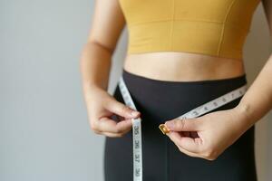 donna volere per perdere peso con un' centimetro forma su salutare stomaco muscolo e dieta misurazione vita con misurare nastro dopo dieta peso controllo foto