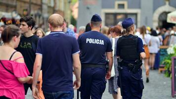 varsavia, Polonia. 29 luglio 2023. folla di persone a piedi su un' strada. polizia pattuglia il strade. foto