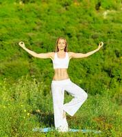 yoga asana all'aperto foto