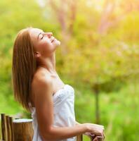 calma donna su terrazza foto