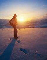 viaggiatore donna nel il montagne foto