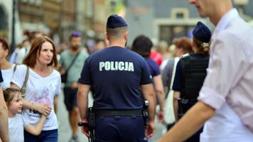 varsavia, Polonia. 29 luglio 2023. folla di persone a piedi su un' strada. polizia pattuglia il strade. foto