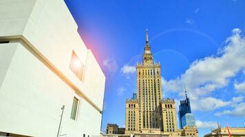 moderno bianca calcestruzzo edificio muri contro blu cielo. foto