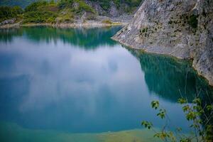 bellissimo roccioso montagne e verde stagni foto