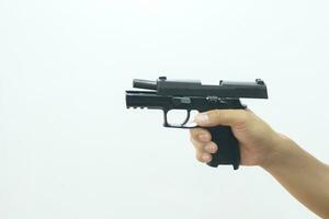 maschio mano Tenere un' 9 mm pistola mentre Avvincente foto