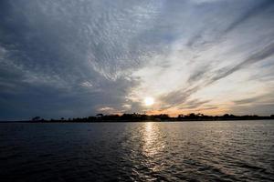 Tramonto sulla laguna dello stagnone a marsala, sicilia, italia foto