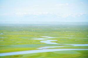 avvolgimento fiumi e prati. foto nel bayinbuluke prateria nel xinjiang, Cina.