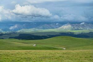 prateria e montagne nel un' nuvoloso giorno. foto nel kalajun prateria nel xinjiang, Cina.