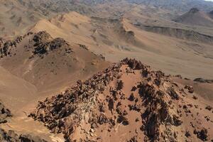 arido deserto e strano pietre. foto