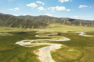 avvolgimento fiumi e prati. foto nel bayinbuluke prateria nel xinjiang, Cina.