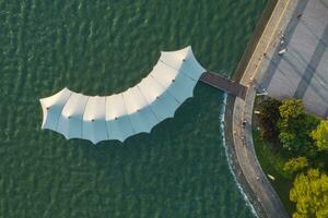 barca a vela padiglione e di legno sentiero di il lago. foto