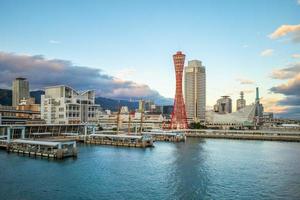 skyline del porto di kobe nell'area di osaka, giappone foto