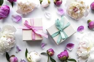 fiori di peonia e confezioni regalo