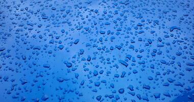 acqua gocce su il cappuccio di il auto dopo il pioggia foto