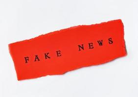 parole fake news scritte su carta strappata foto