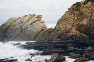 rocce nel mare della costa foto