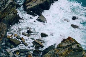 rocce nel mare della costa foto