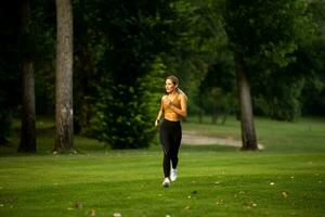 bella giovane donna in esecuzione nel il parco foto