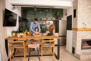 giovane famiglia preparazione verdure nel il cucina foto