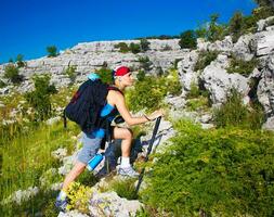 sportivo adolescente nel montagne foto