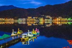 vista notturna del lago kawaguchiko vicino al monte fuji foto