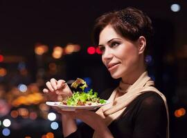 bellissimo donna nel il ristorante foto