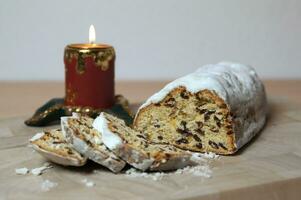 Natale Stollen è un' tradizionale Tedesco frutta pane o torta foto