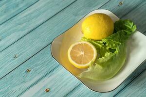 il frutta Limone su il blu tavolo, freddo leggero sfondo foto