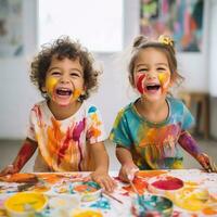 carino bambini ridendo insieme e avendo divertimento con vernici. dipinto nel pelle mani. bambino ritratto. creativo concetto. vicino su foto