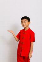 poco ragazzo moda sorridente bambino invitante nel rosso Cinese vestito stili e moda idee per bambini Cinese nuovo anno, Cinese nuovo anno foto
