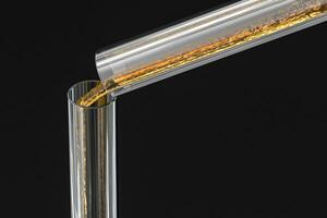 chimico test tubo con d'oro liquido nel il laboratorio, 3d resa. foto