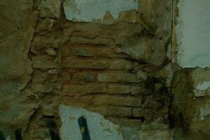 esposto muratura su un vecchio danneggiato parete foto