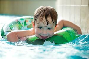 giovane ragazzo nel gonfiabile tubo nuoto foto