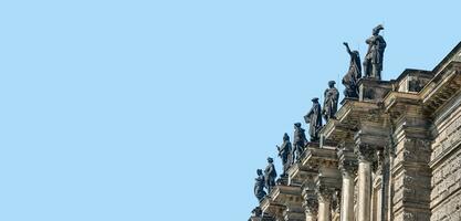 Dresda, Germania - vecchio tetto statuti di alto classificato sacerdoti, santi, artisti, filosofi foderato su nel il città musica lirica edificio nel centro a blu cielo solido sfondo con copia spazio. foto