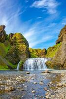 meraviglioso cascata stjornarfoss a blu cielo e soleggiato giorno nel Sud Islanda foto