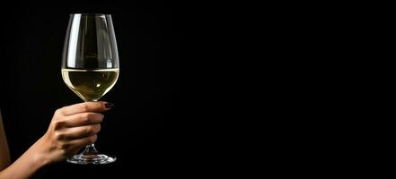 mano Tenere un' bicchiere di bianca vino lato Visualizza isolato su un' nero sfondo foto